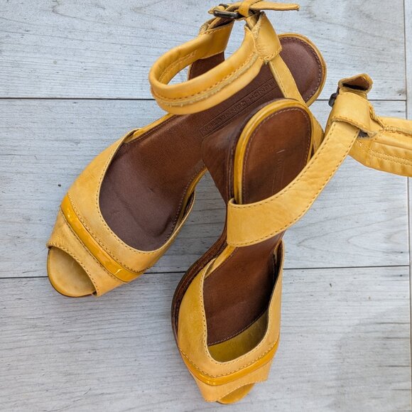 French Connection Women’s Peep Toe Yellow Leather Wood Heels Size 41 EUC Retro - Picture 7 of 14